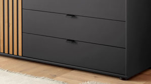 Kombikommode PARTNERRING COLLECTION aus Holz in Schwarz PARTNERRING COLLECTION Schlafzimmerprogramm Manhattan - Kombikommode Graphit & Eiche Bianco - eine Tür, fünf Schubladen, Breite ca. 120 cm