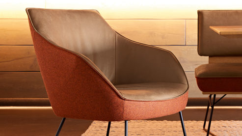 Polsterstuhl Koinor aus Leder in Braun KOINOR Dining System - Armlehnstuhl muskatfarbenes Leder India & cognacfarbener Loden 39