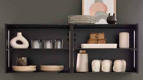 Einbauküche Interliving aus Holz in Holzfarben Interliving Küche Serie 3075 mit AEG-Einbaugeräten Stripe Wood Crema & Weiß – zweizeilig