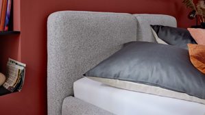 Bettgestell Interliving aus Stoff in Hellgrau Interliving Polsterbett Serie 1419 hellgrauer Stoffbezug Puente – Liegefläche ca. 180 x 200 cm