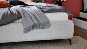 Bettgestell Interliving aus Stoff in Hellgrau Interliving Polsterbett Serie 1419 hellgrauer Stoffbezug Puente – Liegefläche ca. 180 x 200 cm