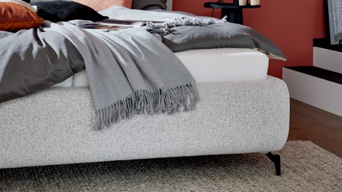 Bettgestell Interliving aus Stoff in Hellgrau Interliving Polsterbett Serie 1419 hellgrauer Stoffbezug Puente – Liegefläche ca. 180 x 200 cm