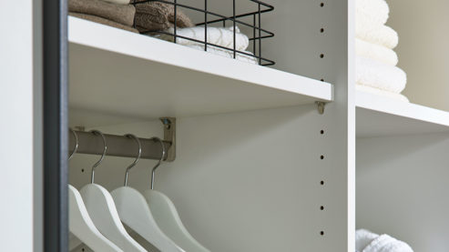 Kleiderschrank Interliving aus Holz in Weiß Interliving Kleiderschrank Serie 1207 – Schwebetürenschrank weißer Mattlack – zwei Türen, Breite ca. 212 cm