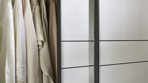 Kleiderschrank Interliving aus Holz in Weiß Interliving Kleiderschrank Serie 1207 – Schwebetürenschrank weißer Mattlack – zwei Türen, Breite ca. 212 cm