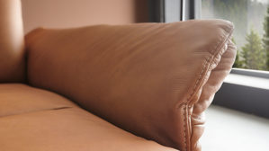 Ecksofa Himolla aus Leder in Braun himolla Polsterprogramm 1385-Promotion - Ecksofa nussfarbenes LongLife-Leder LG18 & anthrazitfarbene Metallfüße - Stellfläche ca. 304 x 175 cm