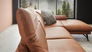 Ecksofa Himolla aus Leder in Braun himolla Polsterprogramm 1385-Promotion - Ecksofa nussfarbenes LongLife-Leder LG18 & anthrazitfarbene Metallfüße - Stellfläche ca. 304 x 175 cm