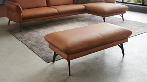 Polsterhocker Himolla aus Leder in Braun Polsterprogramm 1385-Promotion - XXL-Polsterhocker nussfarbenes LongLife-Leder LG24 & anthrazitfarbene Metallfüße - ca. 121 x 65 cm