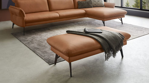 Polsterhocker Himolla aus Leder in Braun Polsterprogramm 1385-Promotion - XXL-Polsterhocker nussfarbenes LongLife-Leder LG24 & anthrazitfarbene Metallfüße - ca. 121 x 65 cm