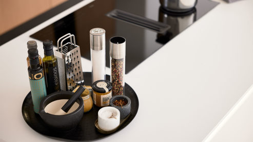 Einbauküche Interliving aus Holz in Holzfarben Interliving Küche Serie 3075 mit AEG-Einbaugeräten Stripe Wood Crema & Weiß – zweizeilig