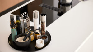 Einbauküche Interliving aus Holz in Holzfarben Interliving Küche Serie 3075 mit AEG-Einbaugeräten Stripe Wood Crema & Weiß – zweizeilig