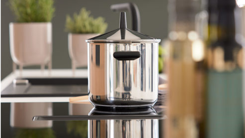 Einbauküche Interliving aus Holz in Holzfarben Interliving Küche Serie 3075 mit AEG-Einbaugeräten Stripe Wood Crema & Weiß – zweizeilig