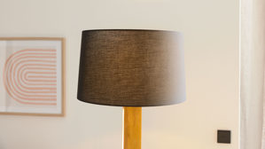 Stehleuchte Interliving aus Holz in Holzfarben Interliving Leuchten Serie 9349 - Stehlampe Holz & schwarzer Stoff – Höhe ca. 160 cm