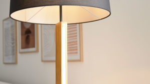 Stehleuchte Interliving aus Holz in Holzfarben Interliving Leuchten Serie 9349 - Stehlampe Holz & schwarzer Stoff – Höhe ca. 160 cm