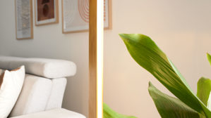 Stehleuchte Interliving aus Holz in Holzfarben Interliving Leuchten Serie 9349 - Stehlampe Holz & schwarzer Stoff – Höhe ca. 160 cm