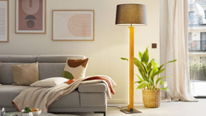 Stehleuchte Interliving aus Holz in Holzfarben Interliving Leuchten Serie 9349 - Stehlampe Holz & schwarzer Stoff – Höhe ca. 160 cm