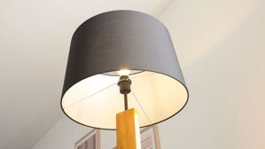 Stehleuchte Interliving aus Holz in Holzfarben Interliving Leuchten Serie 9349 - Stehlampe Holz & schwarzer Stoff – Höhe ca. 160 cm