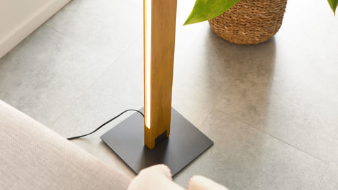 Stehleuchte Interliving aus Holz in Holzfarben Interliving Leuchten Serie 9349 - Stehlampe Holz & schwarzer Stoff – Höhe ca. 160 cm