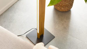 Stehleuchte Interliving aus Holz in Holzfarben Interliving Leuchten Serie 9349 - Stehlampe Holz & schwarzer Stoff – Höhe ca. 160 cm