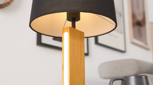 Tischleuchte Interliving aus Holz in Holzfarben Interliving Leuchten Serie 9349 - Tischlampe Holz & schwarzer Stoff – Höhe ca. 50 cm