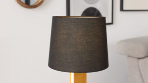 Tischleuchte Interliving aus Holz in Holzfarben Interliving Leuchten Serie 9349 - Tischlampe Holz & schwarzer Stoff – Höhe ca. 50 cm