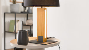 Tischleuchte Interliving aus Holz in Holzfarben Interliving Leuchten Serie 9349 - Tischlampe Holz & schwarzer Stoff – Höhe ca. 50 cm