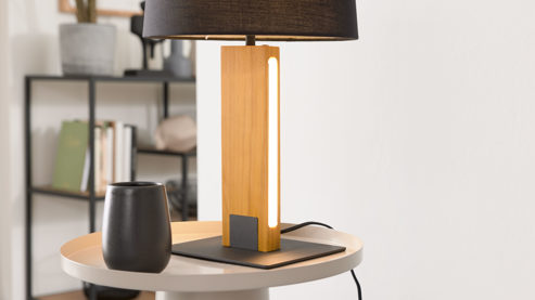 Tischleuchte Interliving aus Holz in Holzfarben Interliving Leuchten Serie 9349 - Tischlampe Holz & schwarzer Stoff – Höhe ca. 50 cm