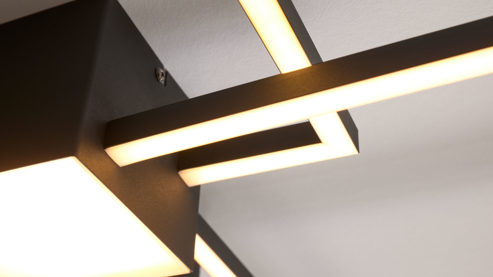 Deckenleuchte Interliving aus Holz in Schwarz Interliving Leuchten Serie 9348 - Deckenlampe schwarzes Metall - Länge ca. 110 cm