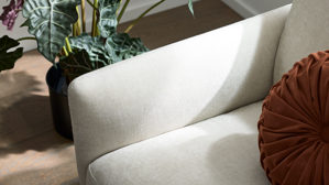 Dreisitzer Roomio® aus Stoff in Weiß Roomio® No. 4104 - Dreisitzer naturfarbener Strukturbezug Yelda & Holzfüße 1103 HFEG - Länge ca. 192 cm