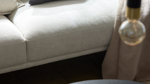 Dreisitzer Roomio® aus Stoff in Weiß Roomio® No. 4104 - Dreisitzer naturfarbener Strukturbezug Yelda & Holzfüße 1103 HFEG - Länge ca. 192 cm