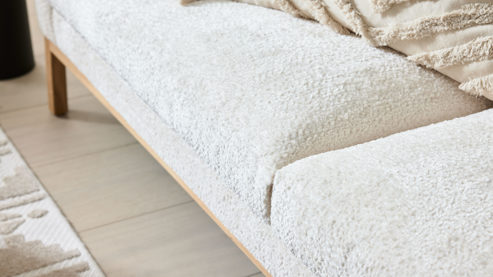 Zweisitzer Roomio® aus Stoff in Weiß Roomio® No. 4105 - Zweisitzer weißer Stoffbezug Shaun & Holzfüße 1118 HREG - Länge ca. 168 cm