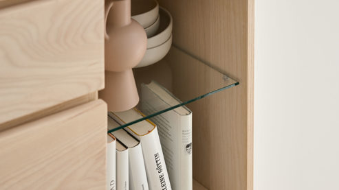 Vitrine Roomio® aus Holz in Holzfarben Roomio No. 2000 - Vitrine mit viel Platz weiß gewaschene Esche - zwei Türen, drei Schubladen, Höhe ca. 180 cm