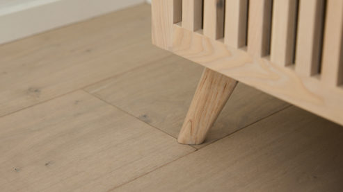 Vitrine Roomio® aus Holz in Holzfarben Roomio No. 2000 - Vitrine mit viel Platz weiß gewaschene Esche - zwei Türen, drei Schubladen, Höhe ca. 180 cm