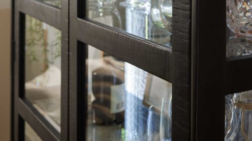 Vitrine Roomio® aus Holz in Schwarz Roomio No. 2001 - Vitrine schwarzes Mangoholz & Glas - zwei Türen, Höhe ca. 160 cm