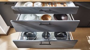 Einbauküche Pino aus Holz in Graphit pino Einbauküche inklusive Einbaugeräte Grafit & Evoke Eiche - zweizeilig