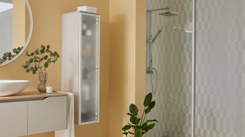 Midischrank Interliving aus Holz in Hellgrau Interliving Bad Serie 3720 - Midischrank sandfarbenes Lacklaminat & Milchglas - eine Tür