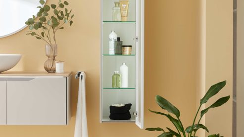 Midischrank Interliving aus Holz in Hellgrau Interliving Bad Serie 7969 - Midischrank sandfarbenes Lacklaminat & Milchglas - eine Tür