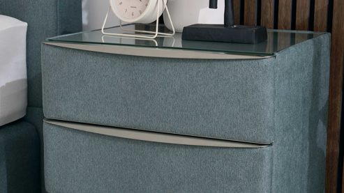 Nachtkommode Interliving aus Holz in Blau Interliving Boxspringbett Serie 1402 – Nachtkommode stahlfarbene Mikrofaser Nele  – vier Schubladen