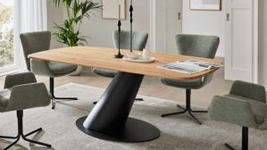 Esstisch Interliving aus Holz in Holzfarben Interliving Esszimmer Serie 5121 – Essgruppe mit sechs Stühlen Charakter-Eiche, thymianfarbener Bouclé Alpine  & schwarzes Metall – ca. 200 x 100 cm