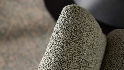 Polsterstuhl Interliving aus Stoff in Grün Interliving Esszimmer Serie 5121 – Armlehnstuhl mit Drehfunktion thymianfarbener Bouclé Alpine & schwarzes Metall