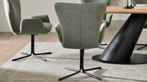 Polsterstuhl Interliving aus Stoff in Grün Interliving Esszimmer Serie 5121 – Armlehnstuhl mit Drehfunktion thymianfarbener Bouclé Alpine & schwarzes Metall