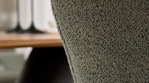 Polsterstuhl Interliving aus Stoff in Grün Interliving Esszimmer Serie 5121 – Armlehnstuhl mit Drehfunktion thymianfarbener Bouclé Alpine & schwarzes Metall