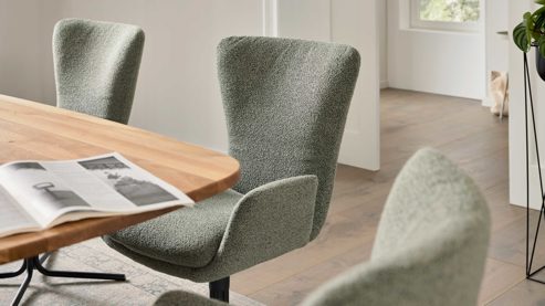 Polsterstuhl Interliving aus Stoff in Grün Interliving Esszimmer Serie 5121 – Armlehnstuhl mit Drehfunktion thymianfarbener Bouclé Alpine & schwarzes Metall