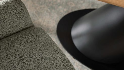 Polsterstuhl Interliving aus Stoff in Grün Interliving Esszimmer Serie 5121 – Armlehnstuhl mit Drehfunktion thymianfarbener Bouclé Alpine & schwarzes Metall