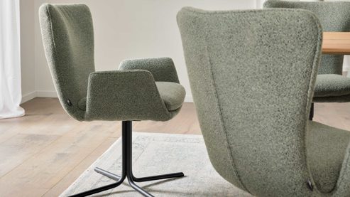 Polsterstuhl Interliving aus Stoff in Grün Interliving Esszimmer Serie 5121 – Armlehnstuhl mit Drehfunktion thymianfarbener Bouclé Alpine & schwarzes Metall
