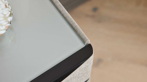 Nachtkommode Interliving aus Holz in Grau Interliving Boxspringbett Serie 1401 – Nachtkommode 64 silberfarbener Stoffbezug Rob 533006 – vier Schubladen