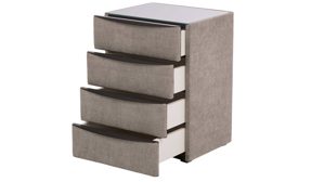 Nachtkommode Interliving aus Holz in Grau Interliving Boxspringbett Serie 1401 – Nachtkommode silberfarbener Stoffbezug Rob 533006 – vier Schubladen