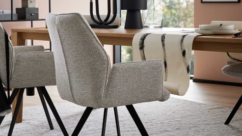Polsterstuhl Interliving aus Stoff in Weiß Interliving Esszimmer Serie 5102 – Armlehnstuhl U322 mit Drehfunktion leinenfarbener Jacquard Lodge L07 & schwarzes Eisen