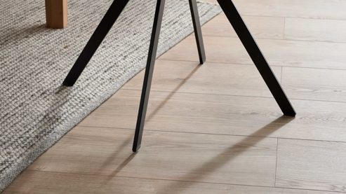 Polsterstuhl Interliving aus Stoff in Weiß Interliving Esszimmer Serie 5102 – Armlehnstuhl leinenfarbener Jacquard Lodge L07 & schwarzes Eisen