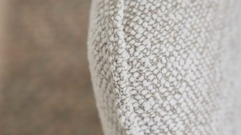 Polsterstuhl Interliving aus Stoff in Weiß Interliving Esszimmer Serie 5102 – Armlehnstuhl U322 mit Drehfunktion leinenfarbener Jacquard Lodge L07 & schwarzes Eisen