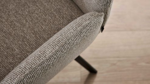 Polsterstuhl Interliving aus Stoff in Weiß Interliving Esszimmer Serie 5102 – Armlehnstuhl U322 mit Drehfunktion leinenfarbener Jacquard Lodge L07 & schwarzes Eisen